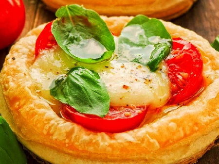 Домашна пица с бутер тесто, пилешко месо, домати, царевица и кисели краставички - снимка на рецептата